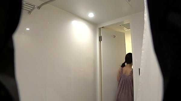 [Voyeur] 23-year-old Japanese teacher deceived into thinking it was a free beauty treatment experience and filmed her changing clothes and having sex 2