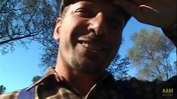 Download Video - Una inglesita perdida&comma; buscando sexo por los campos de Albacete&period;