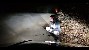 Breaks Boundaries In Outdoor Pissing