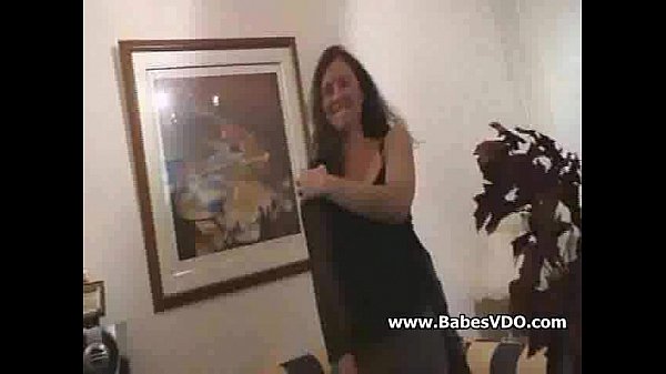 Amateur girl fingers her pussy