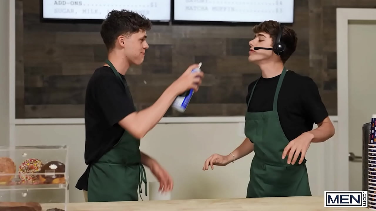 El barista cachondo Joey Mills monta la dura polla de Brogan hasta que se corre y recibe una crema caliente en la boca - HOMBRES
                    anal blowjob handjob riding doggystyle ass licking gay twink bareback men hunk rimming cafe cum in mouth ass fuck barista hard pounding raw fuck muchos negros
