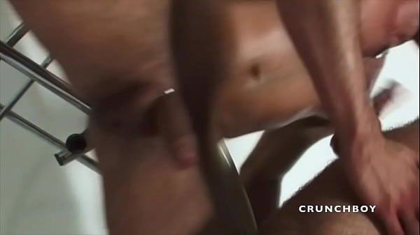 du sex hard en backroom avec des mecs poilus en...