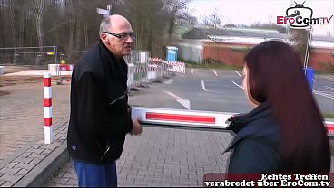 Un abuelo cachondo folla a una chica alemana de 18 años de la calle.
                   Un abuelo cachondo folla a una chica alemana de 18 años de la calle. muchos negros
