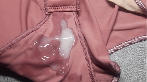 Me masturbé y corrí sobre la lencería nueva de ...