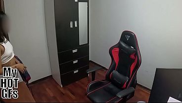 Llego a mi casa y solo pienso en masturbarme.