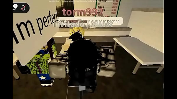 Chica viaja a un universo alterno para encontrarse a ella misma en su versión hombre y follarselo en una sala de masajes