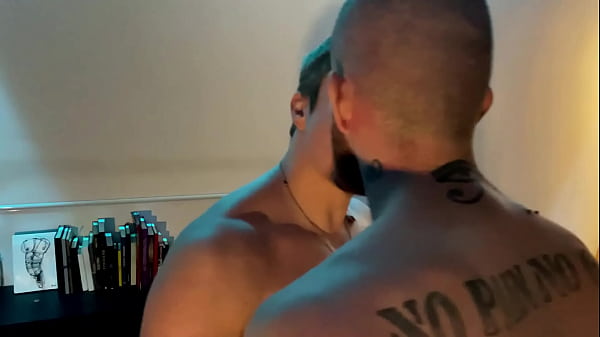 Download Video - Carmona e Boy Lixo numa brotheragem bruta