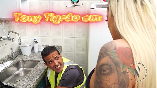 Tony Tigrão in: THE HUMBLE PLUMBER Ep 2: THE BLONDE IN THE KITCHEN! Marking the return of the spectacular LOLLA MARTINELLI to CANAL DO TIGRÃO in another horny scene! And the complete scene