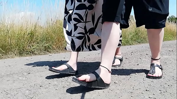 Barfuß in Birkenstocks in der Natur