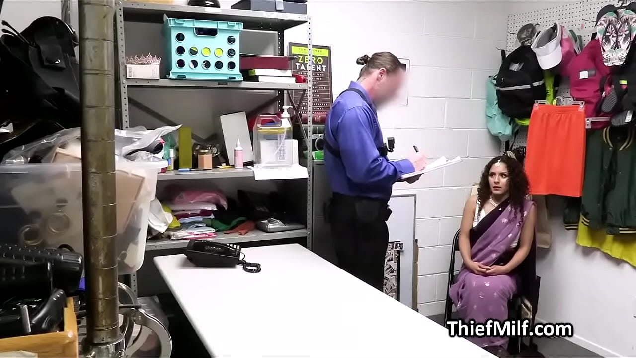 Desi bhabhi in saree getting fucked by boyfriend while husband is at office. Indian Sex Video.