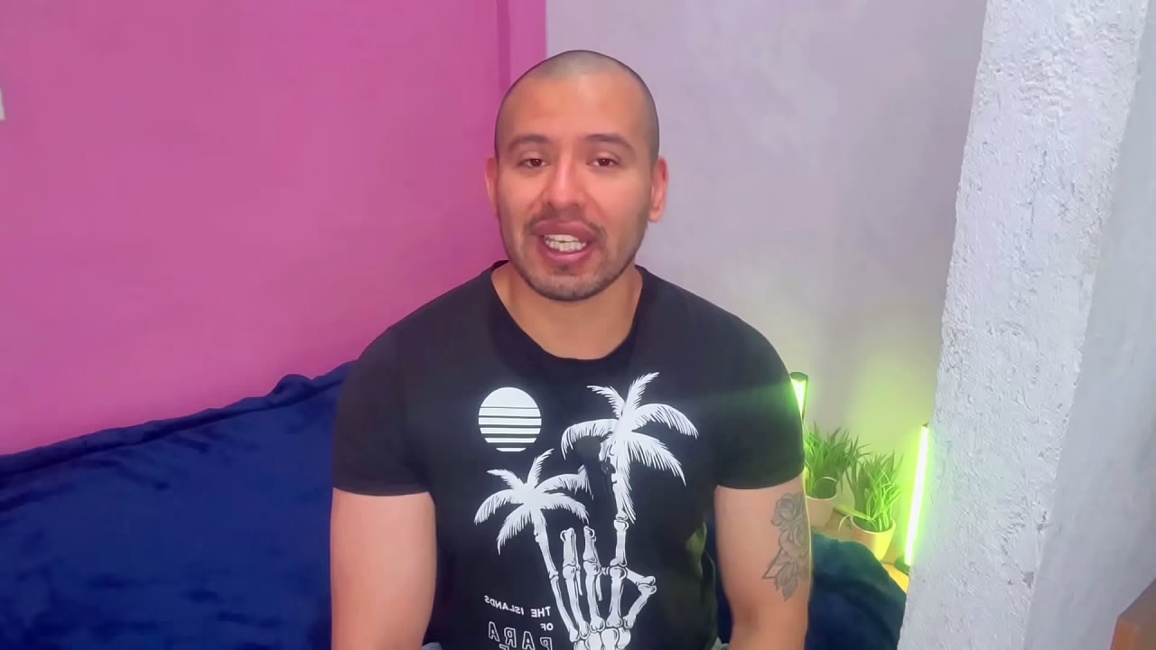 Barbero chacal musculoso dandole verga a pasivo tragon dentro del trabajo. Relato sexual