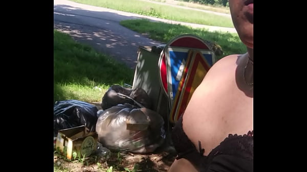 Maricon exhibiéndose en público.