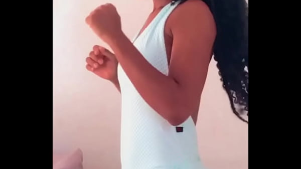 Pretinha gostosinha dançando