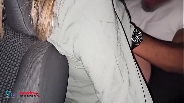 Meu marido duvidou! Eu passei a m&atilde;o no pau do amigo dele por baixo da mesa no bar