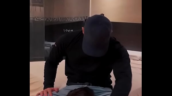 Delivery Uber musculoso machote con gorra me fo...