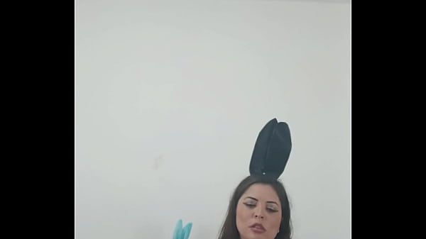 No sofá com safado comendo eu e amiga