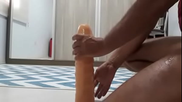 Download Video - Metendo 33cm consolo grosso neste rabo gostoso&comma;enfiando tudo at&eacute; o talo que del&iacute;cia &commat;&excl;&excl;&excl;&excl;
