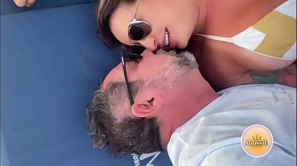 Download Video - Eu e meu amigo na praia curtindo com essa loira deliciosa&comma; beijamos corpo dela todinho e fomos comer ela no motel onde fodemos gostoso&period;