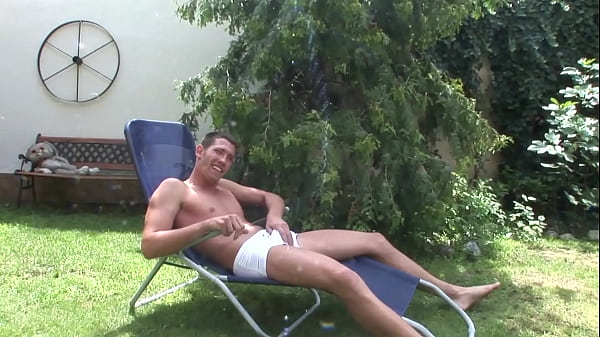 Metiendo un gran pepino en mi culo