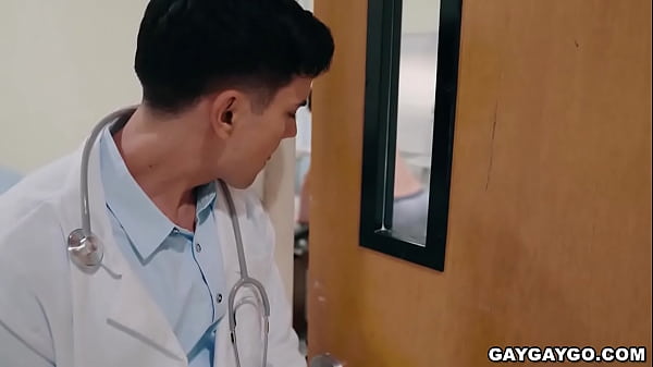 Download Video - Dakota Payne can't help but fuck his next patient Michael Boston