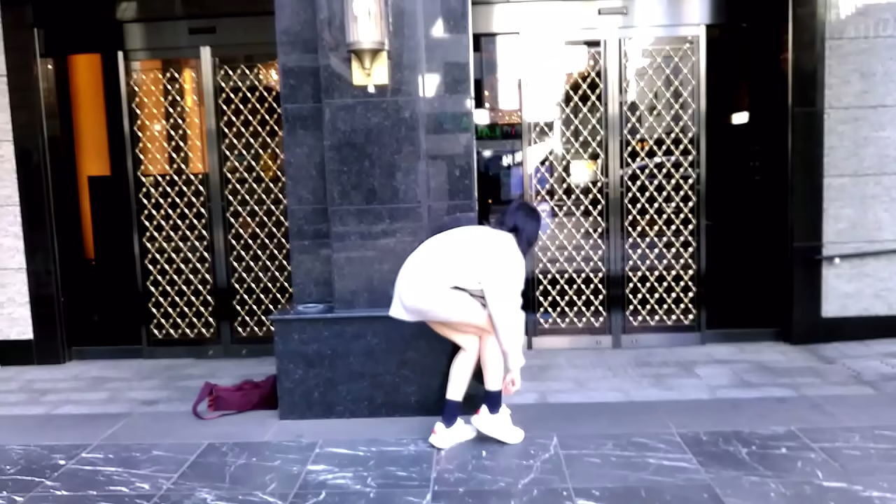 黒いホテル前露出