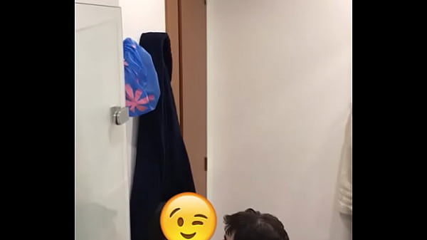 Download Video - descubro a mis amigos en el ba&ntilde;o por los fuertes gemidos