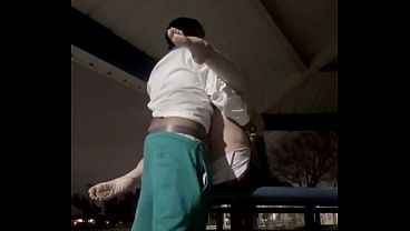 Twitterで人気の「BigMilfGoddessX」が公園で見知らぬ黒人男性とセックス
