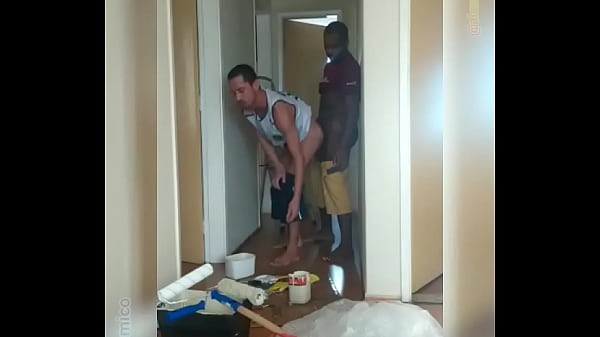 Download Video - ajudante tomando pirocada do pintor