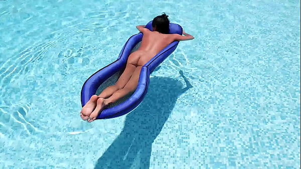 PUBLIC! HOT ASS FUCK IN THE MIDDLE OF THE POOL