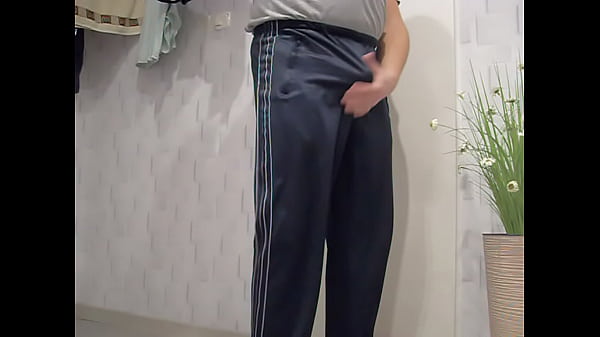 Masowanie kutasa w śliskich dresach