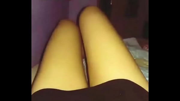 Lucia Zaes en la cama