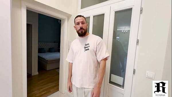 Ella abre sus piernas para que la polla llegue profundo