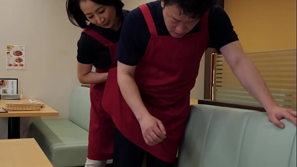 Creampie sex with a part-time wife with a strong libido who wants sperm of a young man and works at a family restaurant Reiko Seo