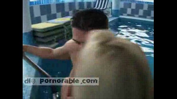 Baise Blonde Chaude Près De La Piscine