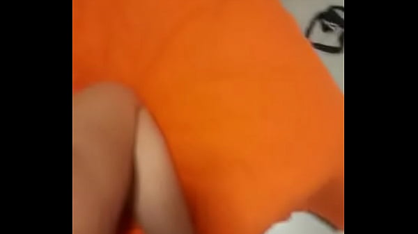 Brune Au Gros Cul Ligotée À Quatre Pattes