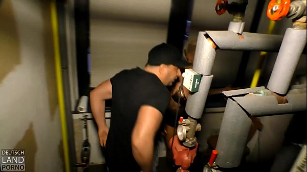 Download Video - In manch &DiacriticalAcute;nem Mietshaus&period; das wei&szlig; jedes &comma; ist nicht klar wer die Papa&DiacriticalAcute;s sind