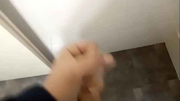 Download Video - Muy caliente me hago la paja en el ba&ntilde;o y acabo