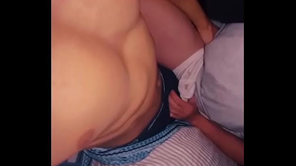 Download Video - Pruebo la leche y la polla de chacal por primera vez luego de que me invita a ver Netflix en su casa