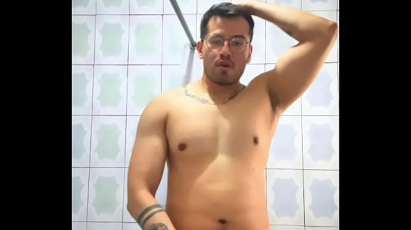 Download Video - Macho chacal llega del gym y saca su vergota gruesa y se la jala