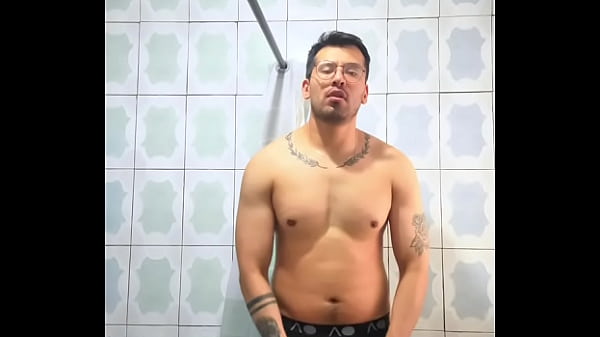 Macho chacal llega del gym y saca su vergota gr...