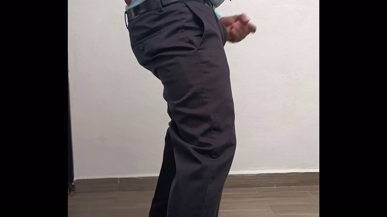 Maestro caliente saca mucha leche