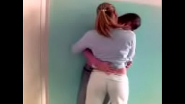 Hot Lesbiennes S'embrasser En Public 1