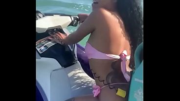 Mikaellyxv - Novinha Safada, deixou marido na areia e fudeu com o instrutor no Jetski