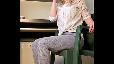 Filmei a minha madrasta tomando banho para ir para escola e quando ela percebeu se insinuou pra mim 1080p