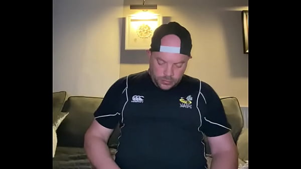 Jerking off to big cocks