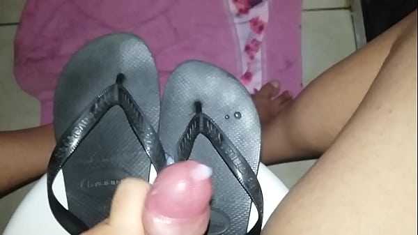 Segunda gozada nas havaianas deliciosas de um a...