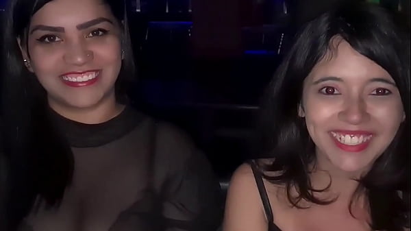 Download Video - Baixinha&comma; magrinha e novinha sentado e rebolando no pau na cabine do club de swing
