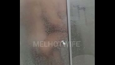 MARIDO CHEGOU MAIS CEDO E ME PEGOU COMENDO A MELHOTWIFE NO BANHO