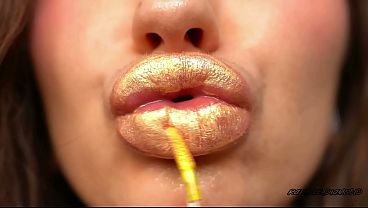 Extremely Shiny Metallic Golden kiss Close up 25 sec