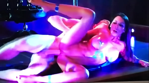 Brunette Se Fait Baiser Par La Grosse Bite